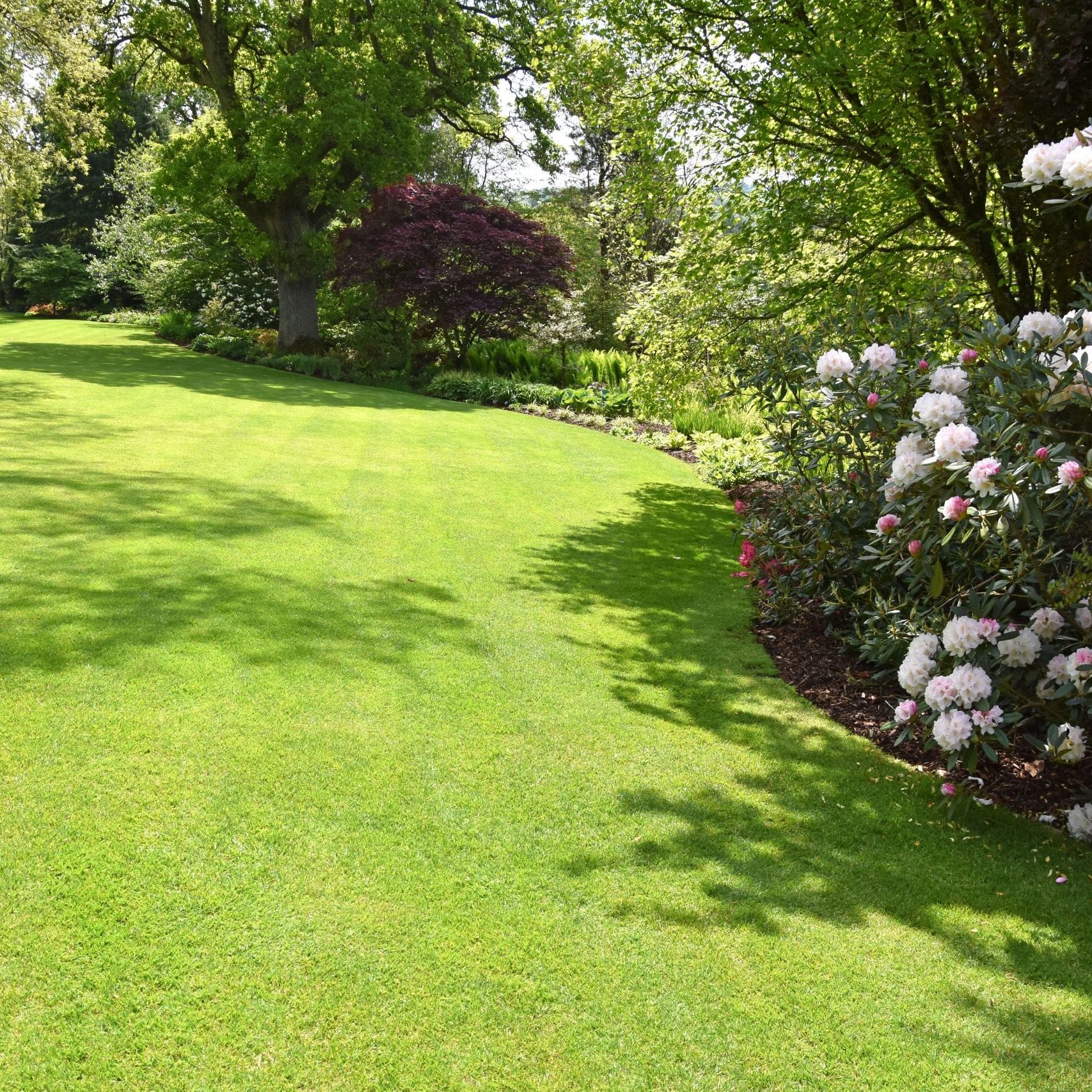 A,Perfect,English,Country,Garden,With,Manicured,Lawn,And,Floral