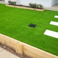 Artificial,Grass/lawn,Turf,In,The,Front,Yard,Of,A,Modern
